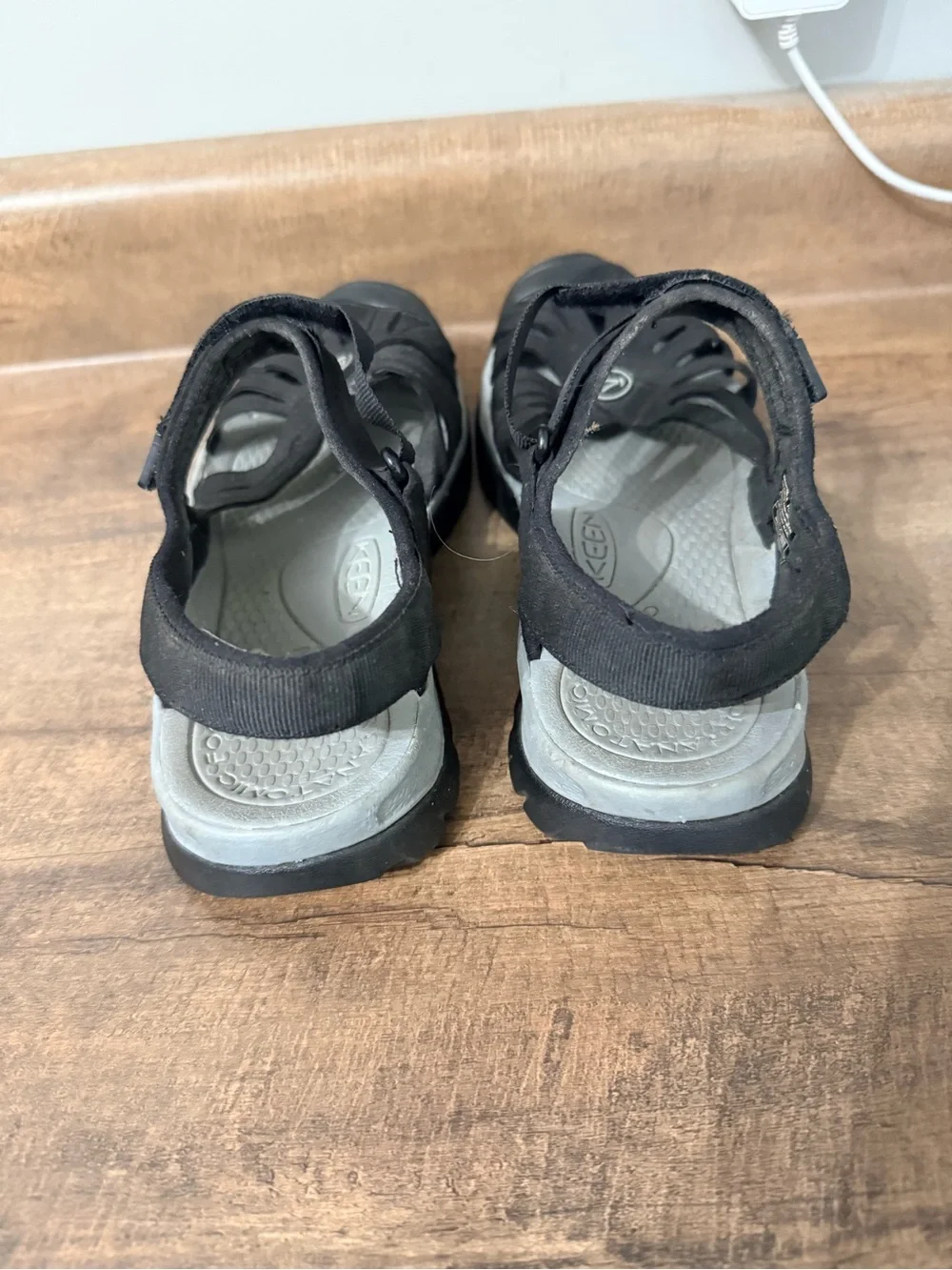 KEEN Whisper Women’s Black Closed Toe Sport Sandals Size 7
